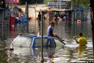 Bangkok Floods 2011 - Pinklao Bridge area - 30 October 2011 