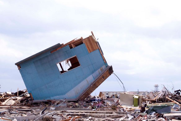 japan-tsunami-blue-house