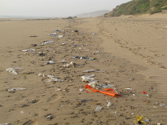 plastic-garbage-beach