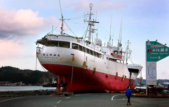 tsunami-japan-boat