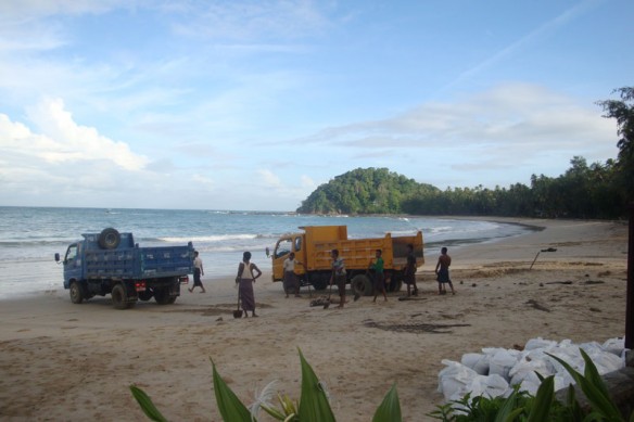 trcuks-bags-beach-2