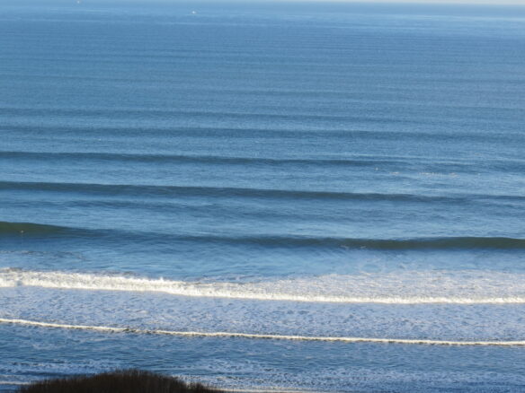 Several wave fronts or trains will typically arrive at the shoreline at any one time, which leads to sets or periods of larger waves, followed by an interval with smaller waves, depending upon how the different wave fronts interact © Gary Griggs