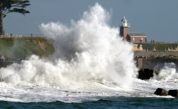 Large waves breaking on the shoreline can exert very large amounts of energy © Shmuel Thaler / Santa Cruz Sentinel