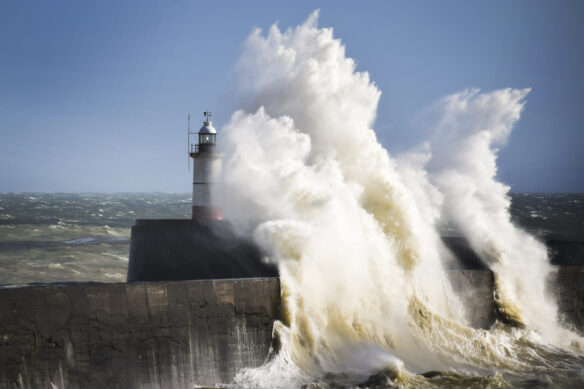 A lighthouse in Newhaven Harbour UK being hit by very large waves (Photograph by Mark: license CC BY 2.0 via Flickr).